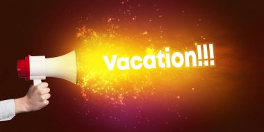 Genç bir kadın hoparlöre bağırıyor. Tatil yazısıyla, modern medya konseptiyle.