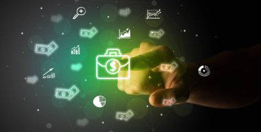 El çizimi evrak çantası simgeleriyle ekranda multimedya arayüzüne dokunan iş adamı parmağı gelecekçi kavramsal simgeler