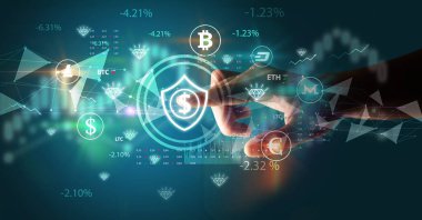 İş adamı, multimedya dokunmatik ekran fütüristik konsepti üzerinde dolar kalkan sembolü basıyor