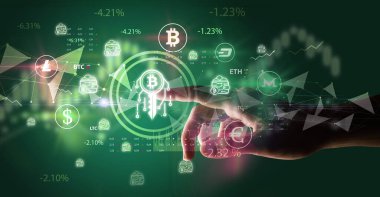 İş adamı multimedya dokunmatik ekran fütüristik kavram üzerinde engelleme zinciri sembolünü elle bastırıyor