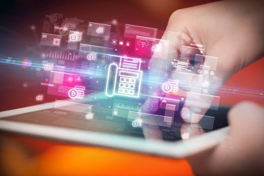 Faks simgeleri içeren tablet kullanan bir elin yakın çekimi, dijital para birimi kavramı