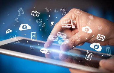 Elle çizilmiş bir dokunmatik ekran yakın çekim simgeleri, dijital dönem konsepti