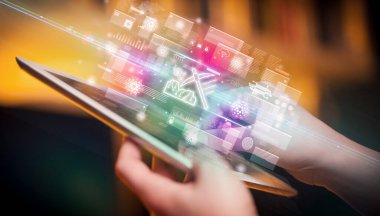 Şifreli maden ikonları içeren tablet kullanan bir elin yakın çekimi, dijital para birimi kavramı