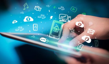 Elle çizilmiş akıllı ev uygulaması simgeleriyle bir dokunmatik ekran kapat, dijital dönem kavramı