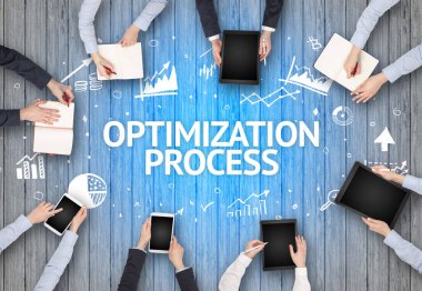 Optimisyon Prosedürü yazıtı, başarılı iş konsepti olan bir ofiste çalışan bir grup meşgul insan
