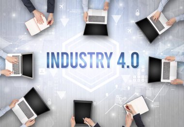 INDUSTRY 4.0 yazıtlı, modern teknoloji kavramına sahip bir ofiste çalışan meşgul insanlar grubu