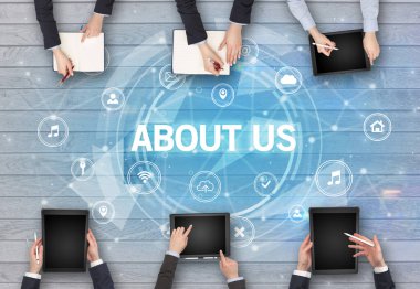 Bir grup insan, ABD anlayışı ve sosyal ağ konseptiyle ilgili bir toplantı yapıyor.