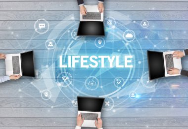 LIFESTYLE ile toplantı yapan bir grup insan, sosyal ağ konsepti