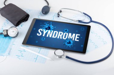 Beyaz yüzeyde SyNDROME yazıtları, salgın konsepti olan tablet pc ve doktor araçları