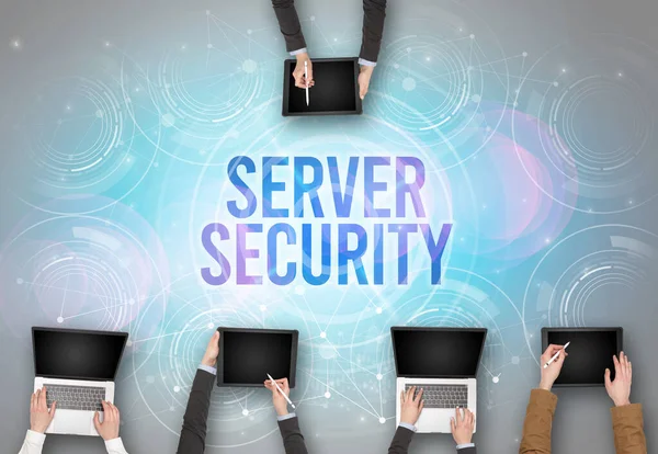 Skupina Lidí Před Notebookem Nápisem Server Security Koncepce Zabezpečení Webu — Stock fotografie