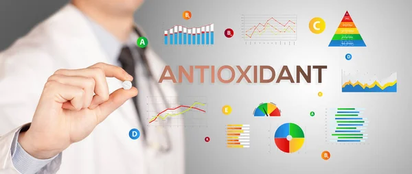 Dietetyk Daje Pigułkę Napisem Antioxidant Koncepcja Zdrowego Stylu Życia — Zdjęcie stockowe