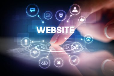 Web teknolojisi simgeleri ve web sitesi yazıtları ile tablete dokunmak, web teknolojisi kavramı