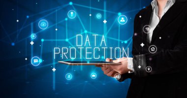 Tablet üzerinde çalışan genç iş adamı dijital işareti gösteriyor: Veri Protokolü