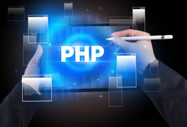 PHP kısaltması, modern teknoloji konsepti olan el ele tutuşma tabletinin yakın çekimi