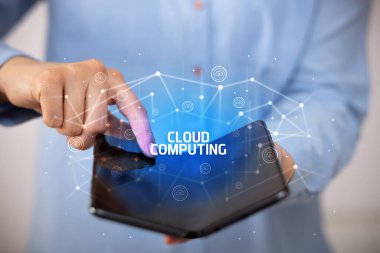 İş adamı CLOUD 'lu katlanabilir bir akıllı telefon tutuyor. Yazı, yeni teknoloji konsepti.