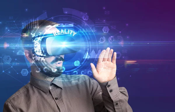 Geschäftsmann Blickt Durch Virtual Reality Brille Mit Reality Beschriftung Innovatives — Stockfoto