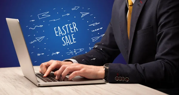 Biznesmen Pracujący Laptopie Napisem Easter Sale Koncepcja Zakupów Online — Zdjęcie stockowe