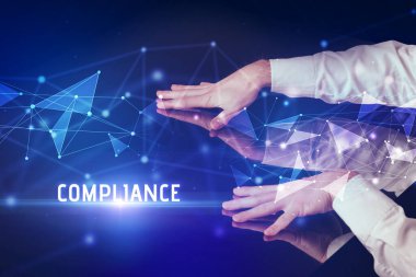 İş adamı büyük ekrana COMPLIANCE yazısıyla dokunuyor, modern teknoloji iş konsepti