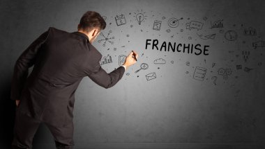 İş adamı FRANCHISE yazıtları ve iş stratejisi konseptiyle yaratıcı bir fikir çizimi yapıyor.