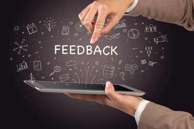 FEEDback yazıtı, sosyal medya konsepti ile dokunmatik ekranın yakın plan görüntüsü