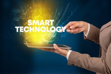 SMART TECHNOLOGY yazıtlı, yenilikçi teknoloji kavramına sahip bir dokunmatik ekran yakın plan