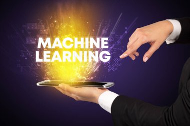 Bir dokunmatik ekran yakın çekim MACHINE öğrenme yazıt, yenilikçi teknoloji konsepti