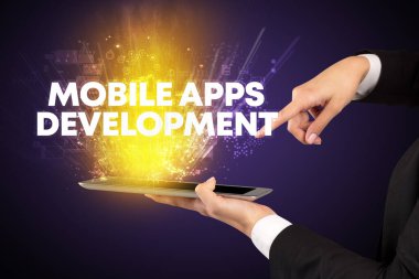 MOBILE APPS DEVELOPMENT yazıtları, yenilikçi teknoloji konsepti ile bir dokunmatik ekran yakın plan