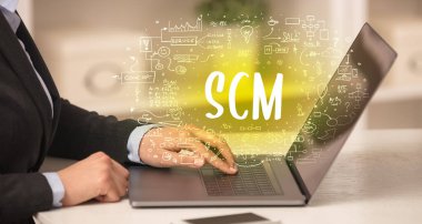 SCM kısaltması, modern teknoloji konsepti ile yeni modern bilgisayarlar üzerinde çalışıyoruz.