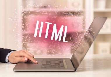 El HTML kısaltması, modern teknoloji konsepti ile yeni modern bilgisayar üzerinde çalışıyor