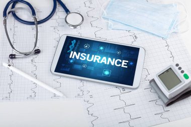 INSURANCE yazıtları, önleme kavramı içeren tablet bilgisayar ve tıbbi malzemeler
