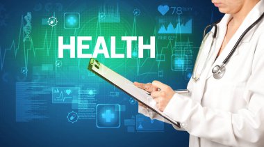 Genç doktor, sağlık sigortası kavramına ve sağlık yazısına sahip notlar yazıyor.