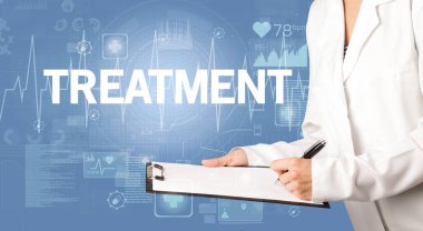 Genç doktor tedavi yazısıyla notlar yazıyor. Sağlık sigortası kavramı.