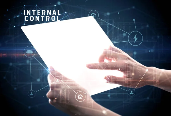 Tenir Une Tablette Futuriste Avec Inscription Internal Control Concept Cybersécurité — Photo