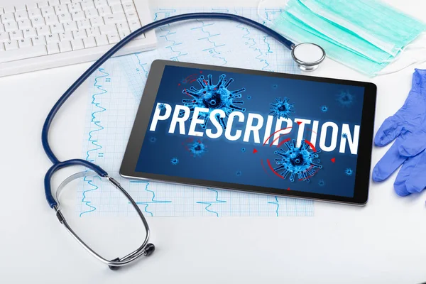 Tablet Und Arztwerkzeuge Auf Weißer Oberfläche Mit Prescription Beschriftung Pandemiekonzept — Stockfoto