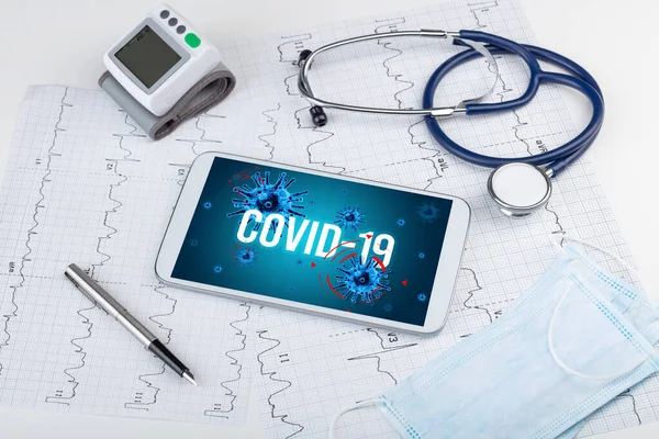 Tablet Ferramentas Médicas Superfície Branca Com Inscrição Covid Conceito Pandêmico — Fotografia de Stock