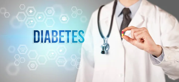 Zbliżenie Lekarza Dającego Pigułkę Napisem Diabetes Koncepcja Medyczna — Zdjęcie stockowe