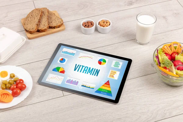 Ekologisk Mat Och Tablett Visar Vitamin Inskription Hälsosam Näringssammansättning — Stockfoto