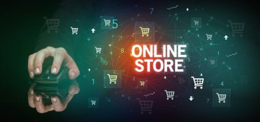 ONLINE STORE yazıtları ve online alışveriş konseptiyle el ele tutuşmak