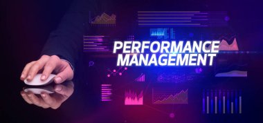 Performans MANAGEMENT yazıtları ve siber iş konseptiyle el ele tutuşmak