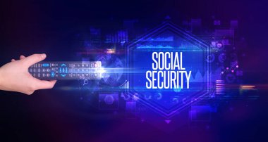 SOSYAL GÜVENLİK yazıtlı, siber güvenlik konseptiyle el ele tutuşan kablosuz çevre.