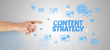 KONUŞAN STRATEGY yazıtına, sosyal ağ kavramına işaret eden kırpılmış elin yakın çekimi