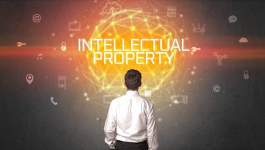 INTELLECTUAL Mülk Yazıtı, çevrimiçi güvenlik kavramına sahip bir işadamının arka görünümü