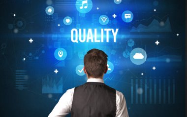 Nitelik ve modern teknoloji kavramına sahip bir işadamının arka görüşü