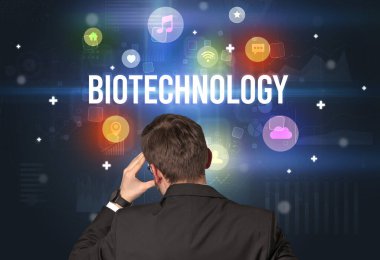 BIOTECHNOLOGY yazıtlı bir iş adamının arka görüşü, modern teknoloji kavramı