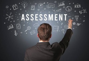 ASSESSMENT yazıtları, modern iş konsepti olan bir işadamının arka görüşü