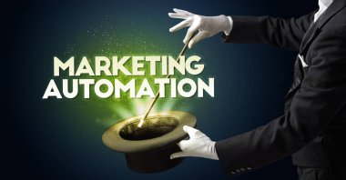 İllüzyonist, MARKETING AUTOMATION yazıtları ve yeni iş modeli konseptiyle sihirbazlık numarası gösteriyor.
