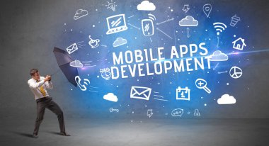 MOBILE Uygulamalarından şemsiyeyle savunma yapan işadamı DEVELOPMENT yazıtları, modern teknoloji kavramı