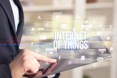 Bir tabletin yakın plan araştırması. Yazıtların interneti, modern teknoloji kavramı.