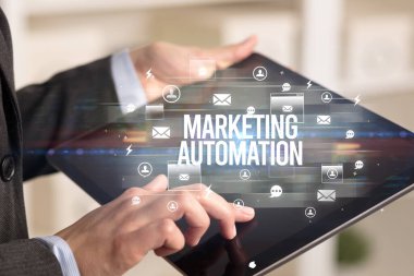 Bir tabletin yakın plan araştırması MARKETING AUTOMATION yazıtları, modern teknoloji kavramı