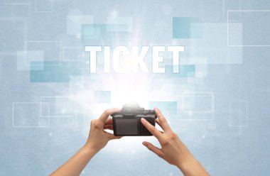 TICKET yazıtlı, seyahat konseptli dijital kameranın yakın çekimi